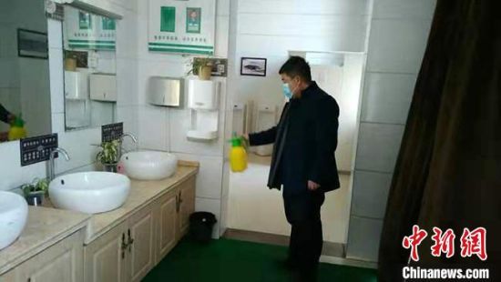  圖為2月初，工作人員對敦煌市旅游景區(qū)衛(wèi)生間進行防疫消毒?！《鼗褪形麄鞑抗﹫D 攝