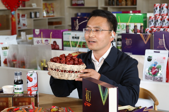 “縣長直播天團(tuán)”唱響“甘貨春之聲”，售出近30種甘貨1萬余件 開進(jìn)直播間的網(wǎng)絡(luò)扶貧博覽會(huì)，受百萬網(wǎng)友點(diǎn)贊 