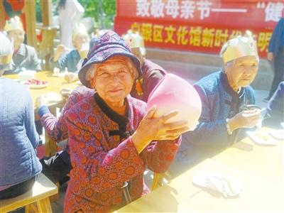 母親節(jié)，白銀“花村”擺了一場“敬老宴”