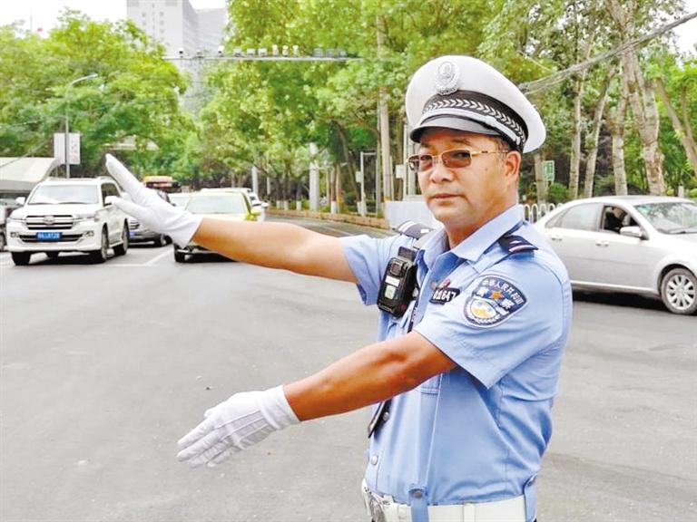 蘭州城關(guān)區(qū)交警大隊一線老交警馬驍：俯首甘為“老黃?！?>
        </a><em>蘭州城關(guān)區(qū)交警大隊一線老交警馬驍：俯首甘為“老黃?！?/em></li>
    <li><a  target=