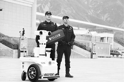 新奇！5G巡邏機器人亮相隴南武都街頭