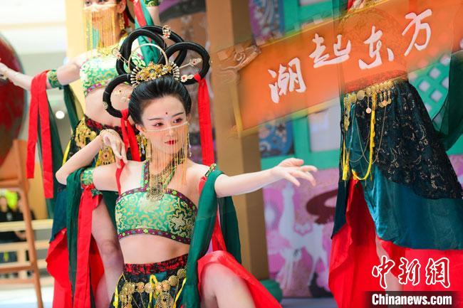圖為今年9月5日，在重慶亮相的敦煌博物館“潮起東方”主題活動(dòng)現(xiàn)場。敦煌博物館供圖
