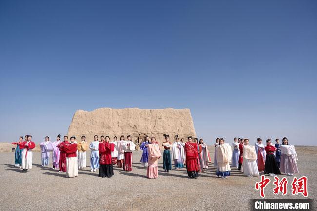 數(shù)十位身著古裝的女性通過體驗賞漢舞、習(xí)漢禮、吟誦詩詞等中華傳統(tǒng)文化，再現(xiàn)古絲綢之路的繁華盛景?！∏窳?攝
