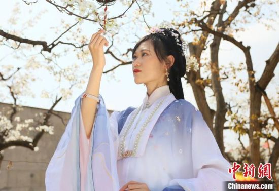 圖為蘭州青年身穿漢服在百年梨園賞景。　高展 攝
