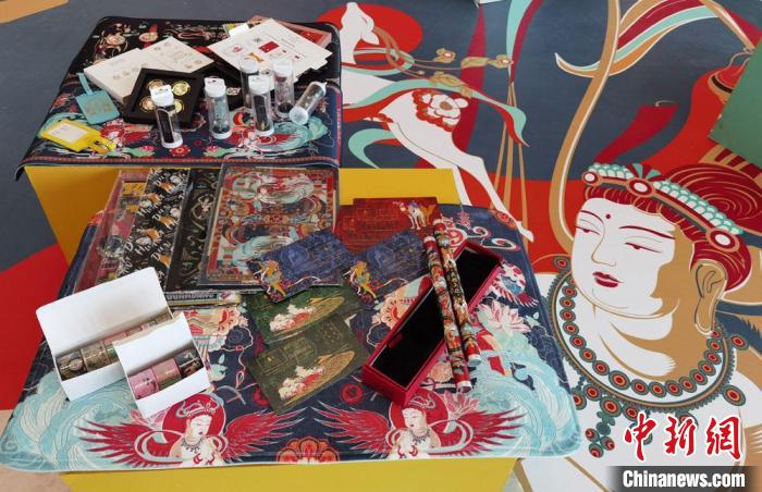 60余類敦煌主題的文創(chuàng)產(chǎn)品讓人愛(ài)不釋手?！《∷?攝