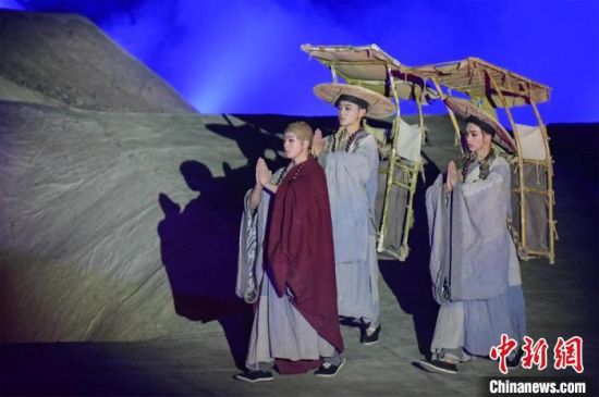 圖為演出現(xiàn)場(chǎng)，該劇獨(dú)創(chuàng)360度旋轉(zhuǎn)并前后移動(dòng)觀眾席，顛覆傳統(tǒng)劇場(chǎng)舞臺(tái)表演模式。　王斌銀 攝
