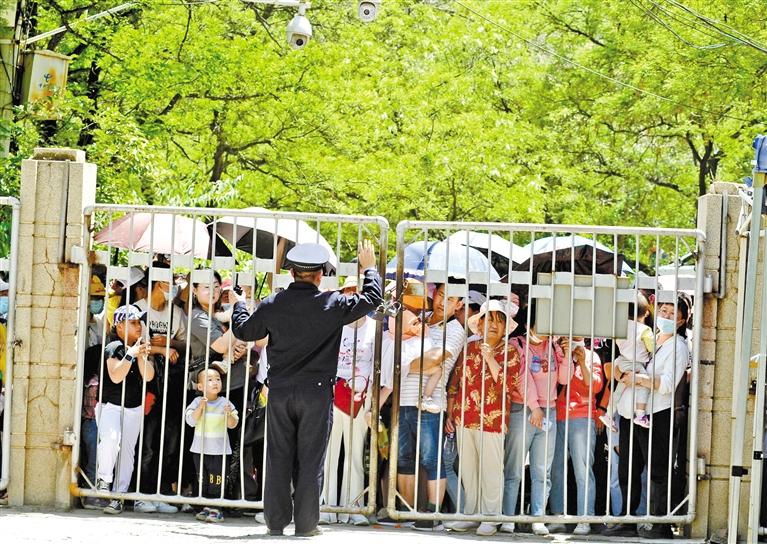 人流如潮 入園游客突破5萬 五泉山公園、蘭州市動物園昨日臨時閉園