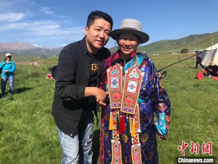 圖為拍攝紀(jì)錄片《西茂的婚禮》期間，張輝剛(左)與裕固族老人合影留念。(資料圖) 張輝剛供圖