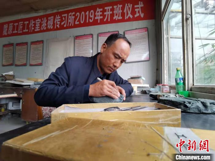 甘肅卓尼洮硯融合文化提升內(nèi)涵：不只一硯一銘，還要一盒一拓