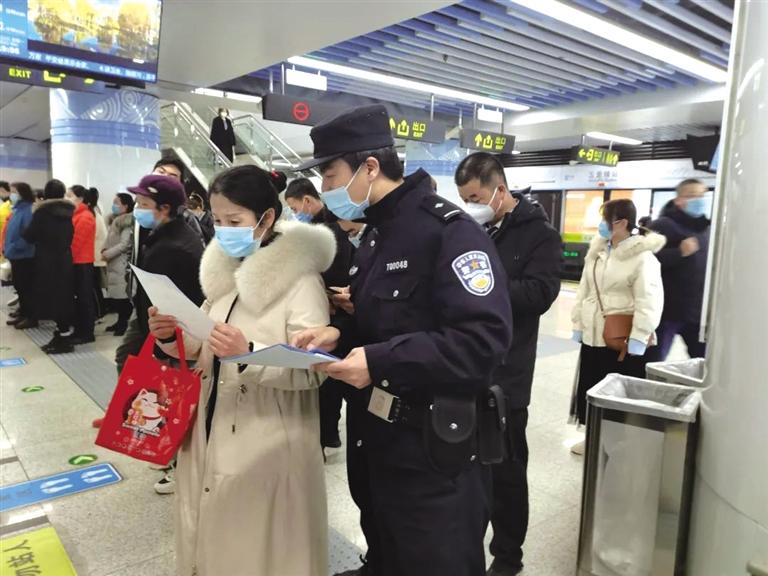 講解詐騙套路 普及“斷卡”常識 蘭州城關(guān)公安分局、交通治安分局聯(lián)合反詐宣傳進(jìn)地鐵