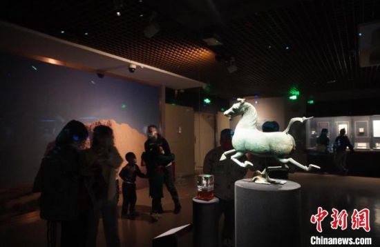 甘肅省博物館展出的“銅奔馬”吸引觀眾拍照留影。