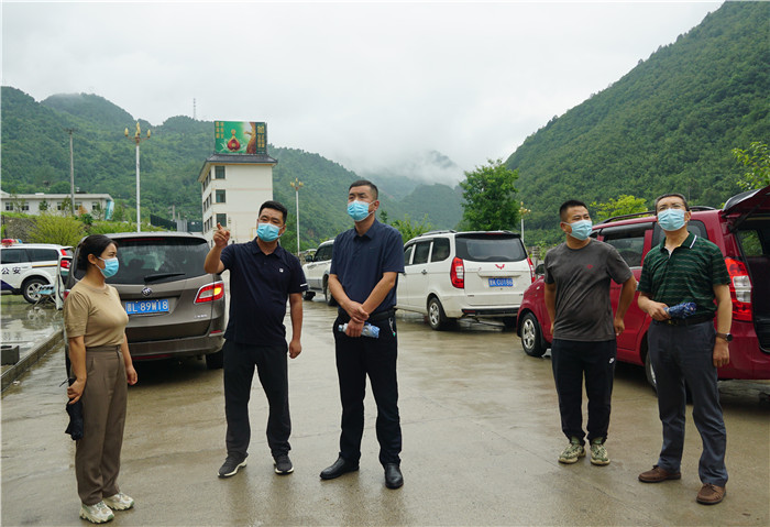 7月13日，隴南市徽縣紀(jì)檢監(jiān)察干部到嘉陵火車站督查疫情防控工作。張麗娟 攝.JPG