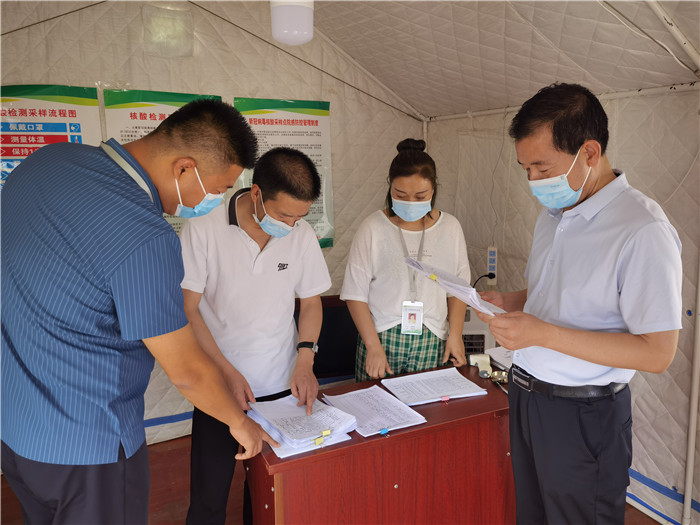 7月18日，慶陽市紀(jì)委監(jiān)委督查組在慶陽汽車北站了解來慶返慶人員信息登記、四級(jí)網(wǎng)格落實(shí)等疫情防控措施落實(shí)情況。 張霖森 攝.jpg