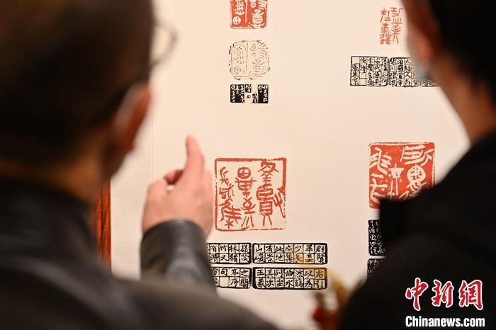 圖為甘肅蘭州，參展作品吸引參觀者。 中新社記者 李亞龍 攝