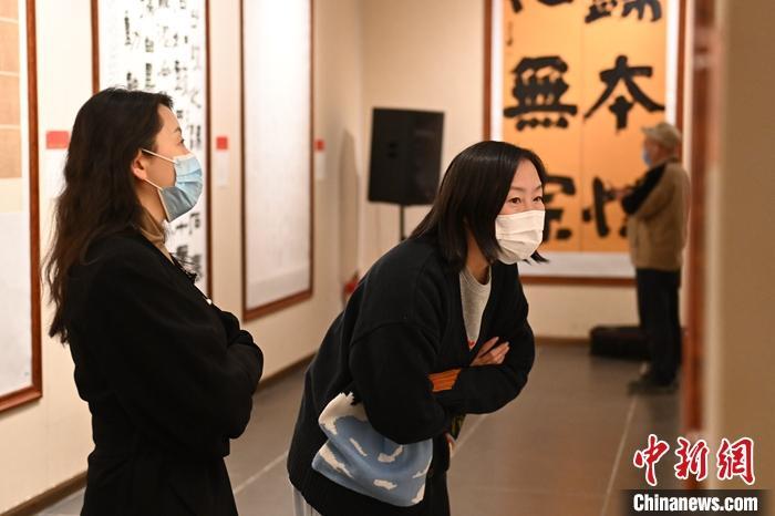 圖為甘肅蘭州，參展書法作品吸引參觀者。 中新社記者 李亞龍 攝