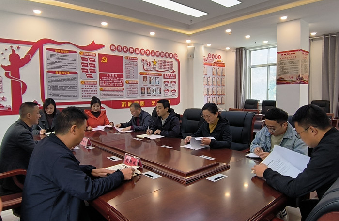10月19日，康縣紀(jì)委監(jiān)委組織部分班子成員，辦公室、信訪室、案管室、審理室、紀(jì)檢監(jiān)察室等相關(guān)工作人員開(kāi)展黨的二十大報(bào)告專題討論。.jpg