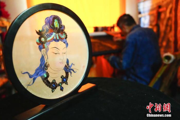 圖為劉云帆所創(chuàng)作的敦煌元素刺繡作品。 中新社發(fā) 謝秉錫 攝