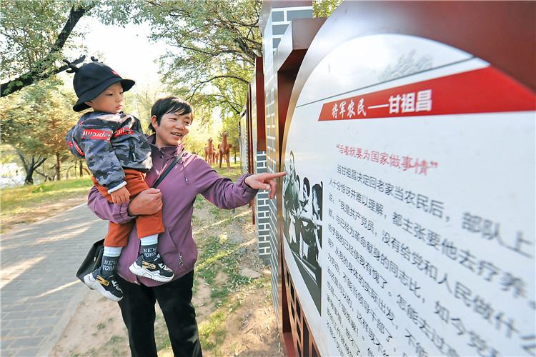 嘉峪關市紀委監(jiān)委通過實施“政治鑄廉、教育促廉、文化育廉、陣地助廉、監(jiān)督固廉”等“五廉”行動，深入推進新時代廉潔文化建設。圖為市民在迎賓湖絲路廉潔文化主題公園“勤廉楷模墻”接受廉潔文化教育。.jpg