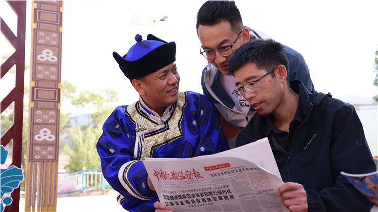 2023年6月8日，甘肅省張掖市肅南裕固族自治縣紅灣寺鎮(zhèn)紀委工作人員在一小區(qū)廉政文化主題廣場與社區(qū)居民拉家常，宣傳廉潔知識，共話廉潔文化.jpg