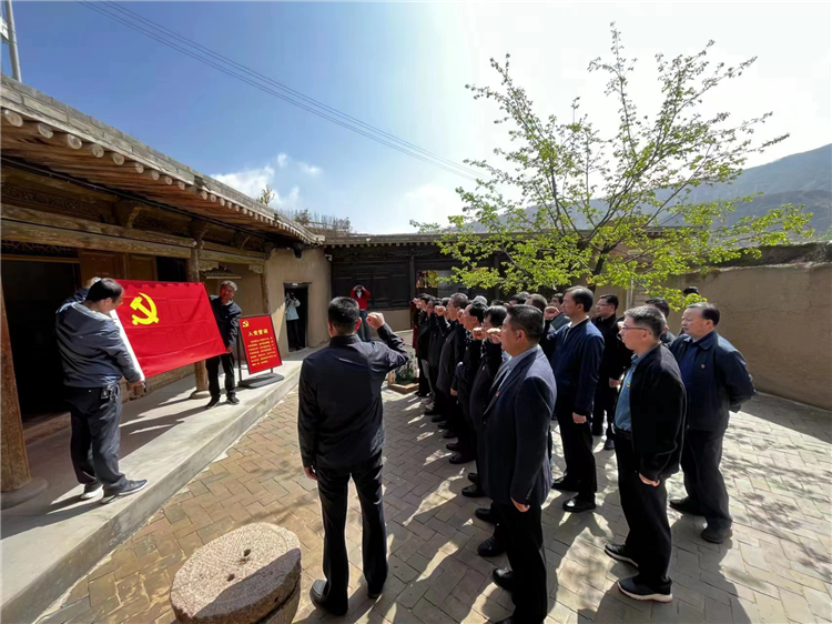 圖為臨夏州紀委監(jiān)委組織黨員干部在東鄉(xiāng)縣布塄溝黨史教育基地開展革命教育活動，賡續(xù)紅色血脈、汲取奮進力量、激發(fā)干事熱情。.png