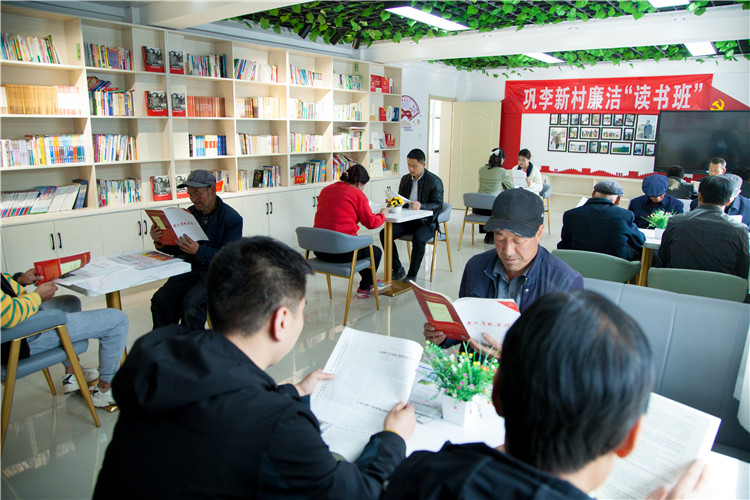隴南市禮縣開展廉潔書籍進農家書屋活動，圖為羅壩鎮(zhèn)鞏李新村舉辦的“廉潔讀書班”。.jpg