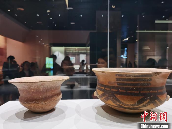 圖為河湟文化博物館展陳的陶器?！?zhí)砀?攝