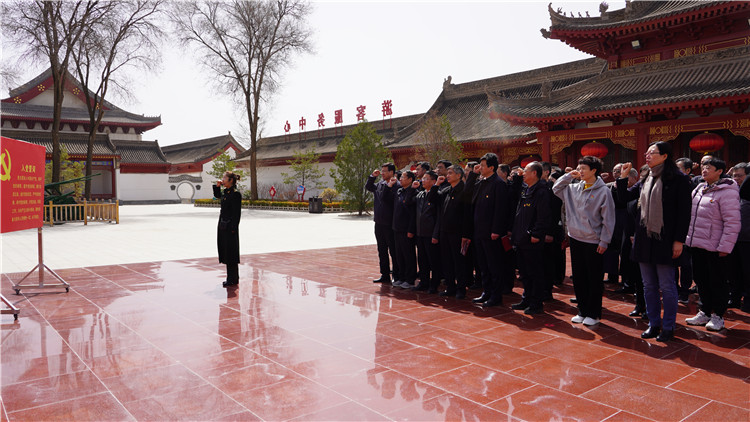4月6日，為傳承弘揚(yáng)革命英烈精神，教育引導(dǎo)紀(jì)檢監(jiān)察干部筑牢信仰之基、補(bǔ)足精神之鈣、把穩(wěn)思想之舵，永葆忠誠干凈擔(dān)當(dāng)?shù)恼伪旧?。市紀(jì)委監(jiān)委組織紀(jì)檢監(jiān)察干部赴靜寧縣界石鋪紅軍長征紀(jì)念館和莊浪縣梯田紀(jì)念館開展廉政教育和革命傳統(tǒng)教育。.jpg