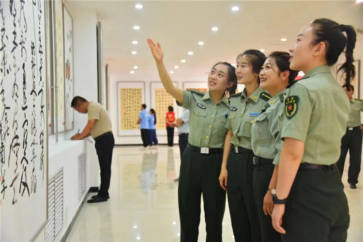 觀眾在南梁革命紀(jì)念館參觀甘肅省廉潔文化美術(shù)、書法、設(shè)計作品展.jpg