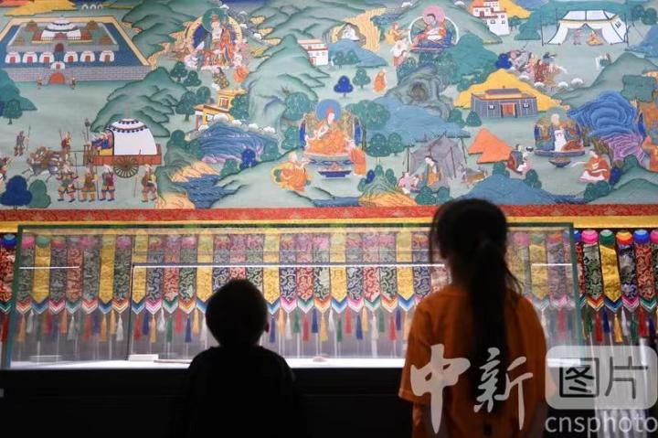 圖為觀眾參觀唐卡《涼州會(huì)盟》。 中新社記者 戴文昌 攝