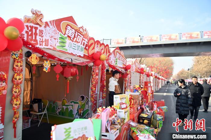 1月30日，蘭州黃河畔的年貨集市吸引顧客選購(gòu)年貨。九美旦增 攝</p><p>