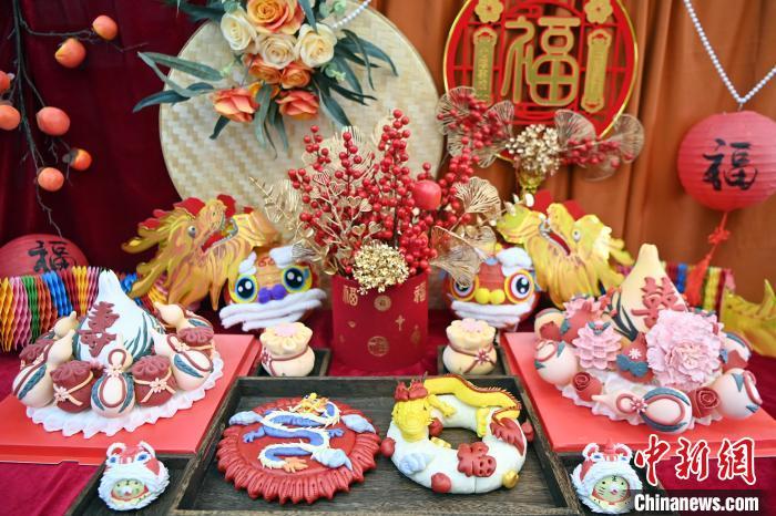 1月25日，春節(jié)臨近，蘭州一花饃店“龍”元素花饃熱銷。圖為展出的“龍”元素花饃。九美旦增 攝