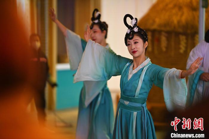 圖為工作人員進行舞蹈表演。李亞龍 攝</p>
<p>