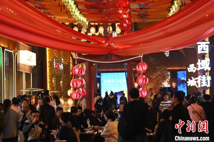 圖為街區(qū)現(xiàn)場游客絡(luò)繹不絕。李亞龍 攝</p>
<p>