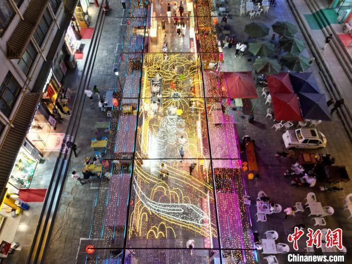 圖為明清街夜市燈光點(diǎn)亮具有武威文化元素的“天梯山石窟”彩燈。(無人機(jī)照片) 　戴文昌 攝</p><p>