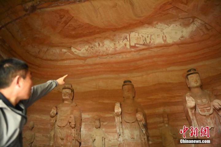 7月15日，甘肅省平?jīng)鍪袥艽h百里石窟長(zhǎng)廊中的南石窟寺1號(hào)窟內(nèi)，工作人員介紹窟內(nèi)僅存的浮雕——佛傳故事。百里石窟長(zhǎng)廊位于涇川縣境內(nèi)，由512個(gè)石窟、5眼窟中石井組成，現(xiàn)存王母宮石窟、鳳凰山石窟、南石窟寺、丈八寺石窟、羅漢洞石窟、太山寺石窟等規(guī)模較大的石窟群，還有數(shù)量眾多的小石窟群。南石窟寺開(kāi)鑿于北魏永平三年，其中1號(hào)窟屬于大型七佛窟，七佛高達(dá)6米。中新社記者 李亞龍 攝</p>
<p>