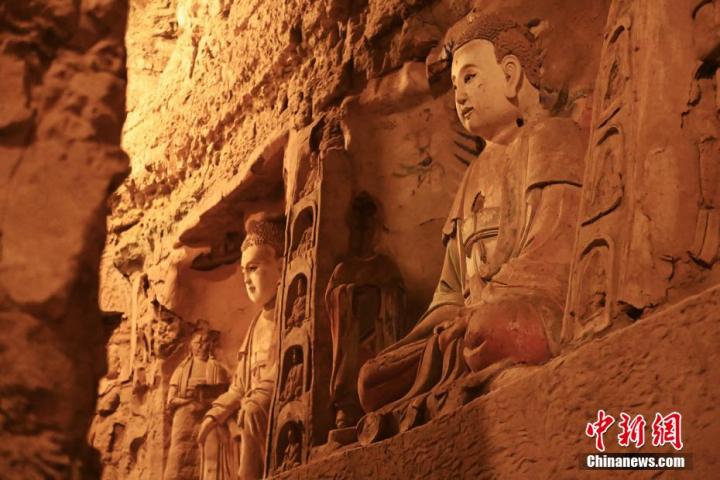 7月15日，甘肅省平?jīng)鍪袥艽h百里石窟長(zhǎng)廊中的王母宮石窟造像。百里石窟長(zhǎng)廊位于涇川縣境內(nèi)，由512個(gè)石窟、5眼窟中石井組成，現(xiàn)存王母宮石窟、鳳凰山石窟、南石窟寺、丈八寺石窟、羅漢洞石窟、太山寺石窟等規(guī)模較大的石窟群，還有數(shù)量眾多的小石窟群。王母宮石窟又名千佛洞，該窟設(shè)計(jì)宏大，造像生動(dòng)，窟內(nèi)擁有造像數(shù)百尊，是較為珍貴的佛教文化歷史遺存。中新社記者 李亞龍 攝</p>
<p>