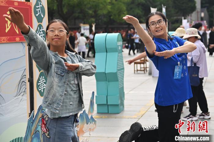 7月14日，甘肅省平?jīng)鍪嗅轻忌骄皡^(qū)內，霍氏練手拳傳承人、霍元甲玄孫女霍靜虹(右)教授武術愛好者霍氏練手拳。7月13日至14日，“2024年北京體育大學第十五屆國際武術比賽交流大會暨首屆崆峒山國際武術大會”舉行，大會也在崆峒山景區(qū)進行問道崆峒、武術高級研修班、崆峒拜師等系列活動。中新社記者 李亞龍 攝</p>
<p>