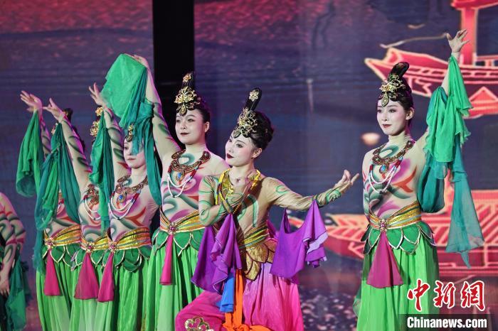 7月19日晚，第五屆黃河之濱文藝展演在蘭州體育文化廣場(chǎng)開幕。圖為開幕式演出敦煌舞蹈。張曦予 攝