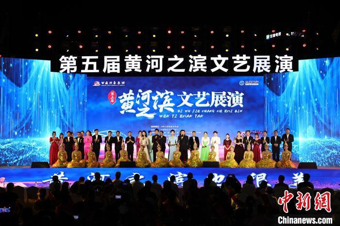 7月19日晚，第五屆黃河之濱文藝展演在蘭州體育文化廣場(chǎng)開幕。張曦予 攝