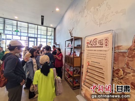 近日，玉門關(guān)遺址景區(qū)開啟了一場精彩紛呈的玉關(guān)詩詞挑戰(zhàn)賽，吸引眾多游人參與其中。玉門關(guān)遺址景區(qū)供圖