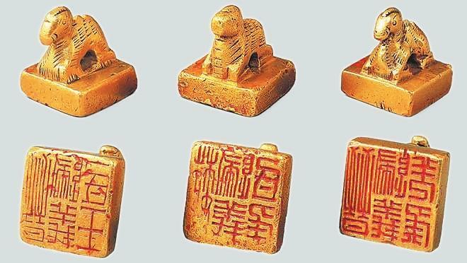 從左至右依次為“晉歸義羌侯”金印、“晉歸義氐王”金印、“魏歸義氐侯”金印