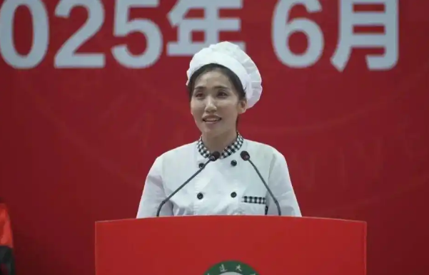 食堂阿姨演講爆火，最是真情動(dòng)人心
